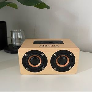 Aritzia Bluetooth speaker & radio